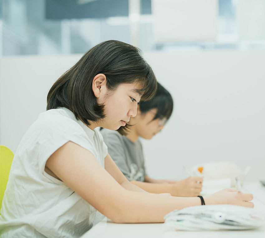 中学生が学習している様子