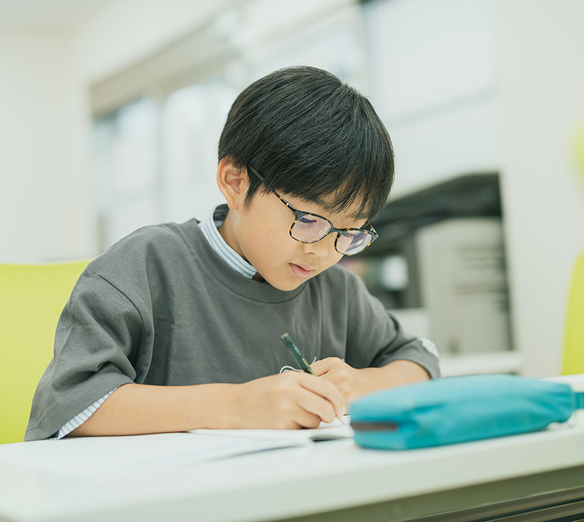 小学生が学習している様子